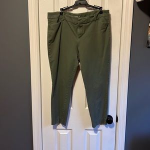 Old Navy Pixie Pants in Sage Green - Size 18